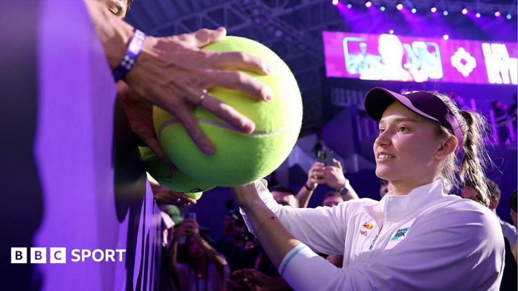 Indian Wells će biti domaćin WTA finala nakon raskida ugovora sa Saudijskom Arabijom Elena Rybakina goes to sign a giant tennis ball for a fan