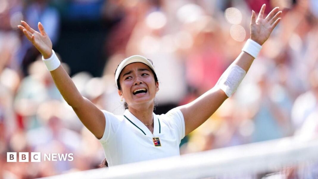 Kako je trka Alexa Eale u Wimbledonu učinila da se obični Filipinci zaljube u tenis Filipina tennis player Alexandra Eala raises his arms after a Wimbledon match, net in front of her and a blurred image of the crowd in the background.