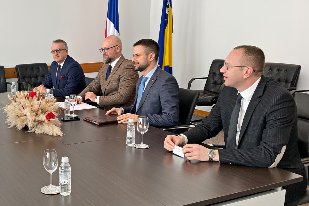 Milionski biznis sa prikrivenim kompanijama ministra Srđana Amidžića preuzeo njegov savjetnik srđan amidžić i siniša kurteša