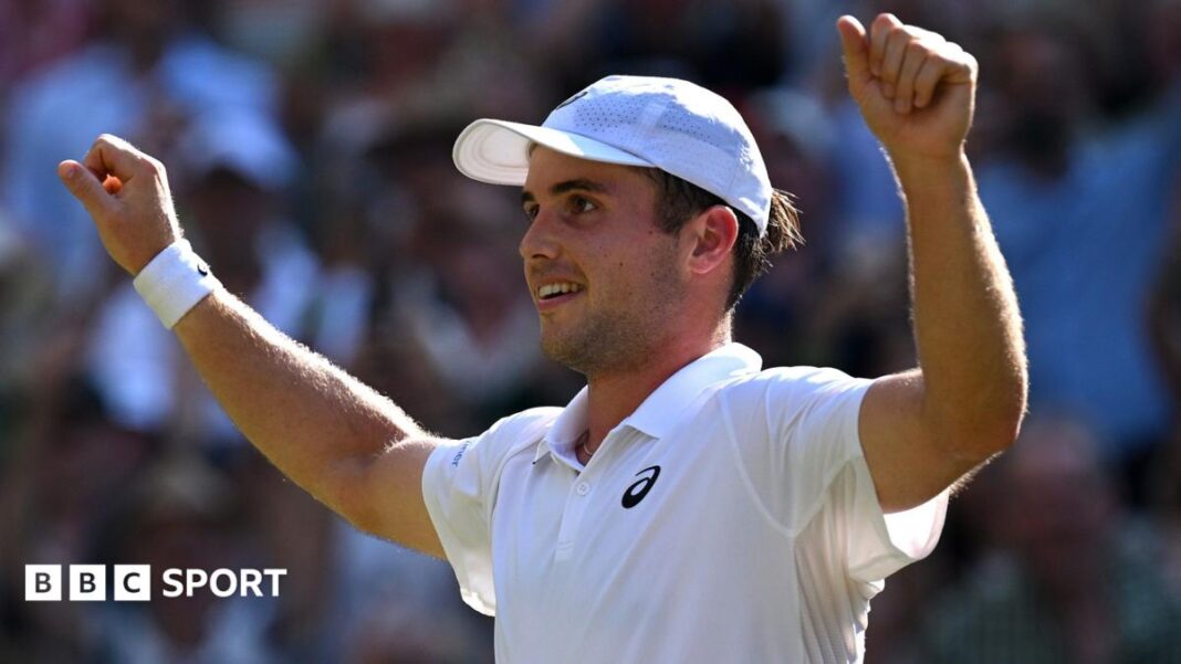 Rezultati Wimbledona 2026: Arthur Fery zapanjio Flavija Cobollija i došao do polufinala Arthur Fery raises his arms in celebration