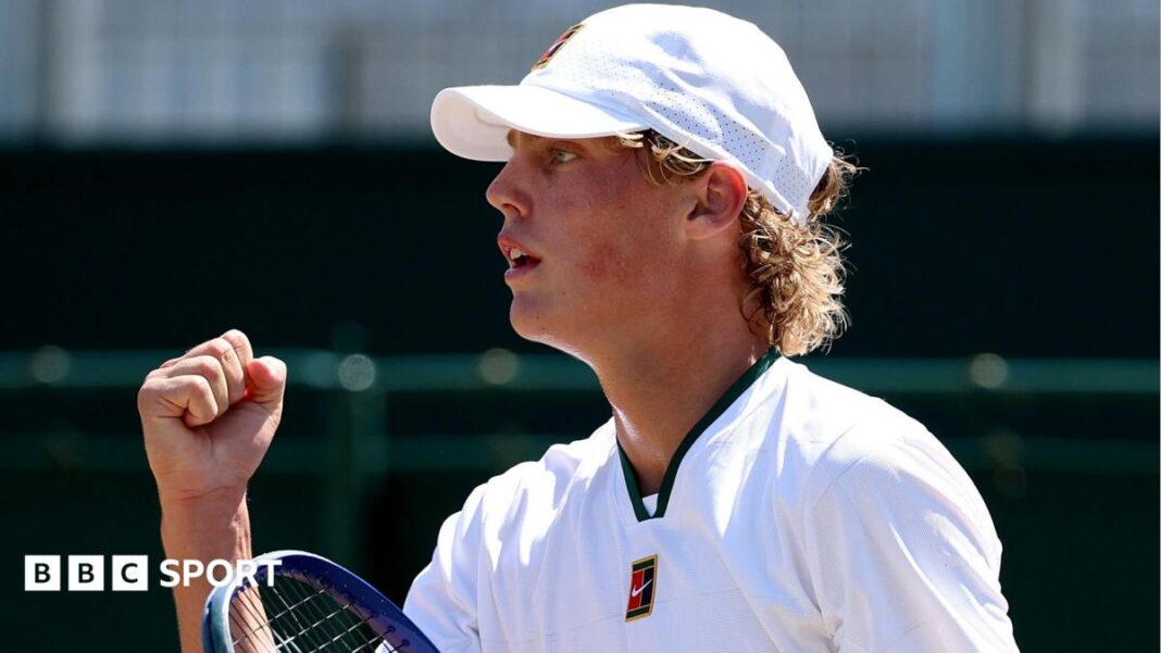 Rezultati Wimbledona 2026: Cruz Hewitt stigao do juniorskog finala 24 godine nakon trijumfa oca Lleytona Cruz Hewitt celebrates after recording another win at Wimbledon