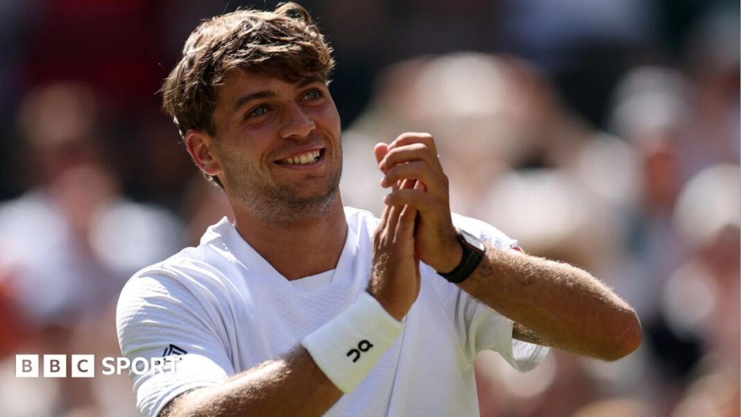 Rezultati Wimbledona 2026: Flavio Cobolli pobijedio Alexa de Minaura i izborio se za četvrtfinale Flavio Cobolli applauds the Wimbledon crowd after his win over Alex de Minaur