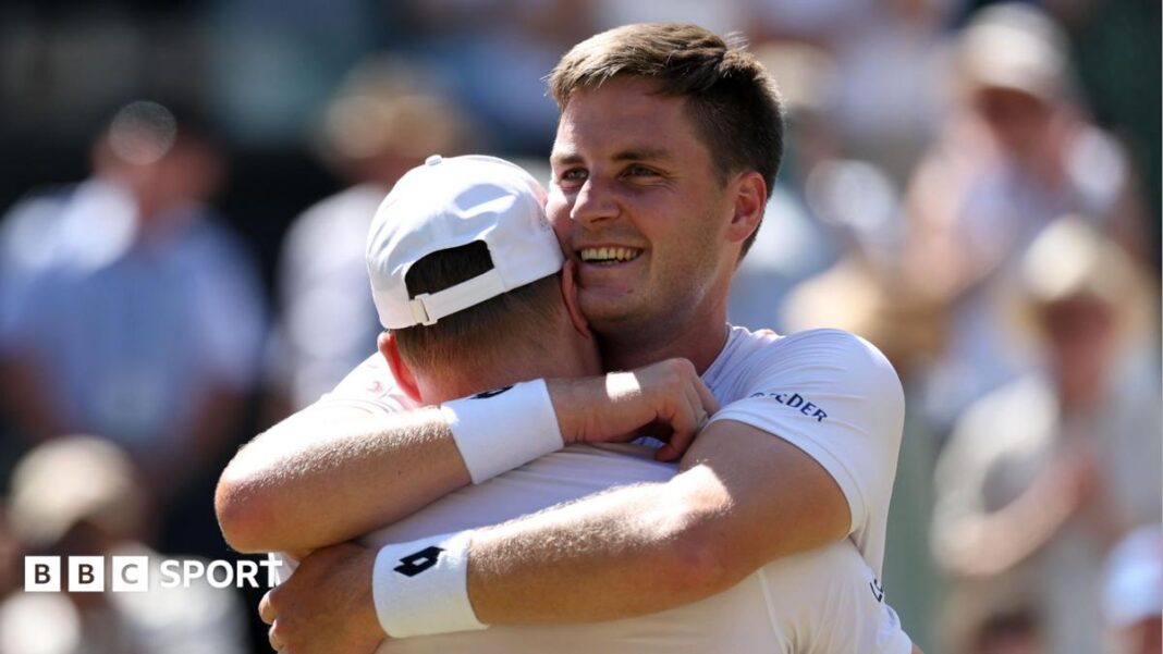 Rezultati Wimbledona 2026: Henry Patten i Harri Heliovaara povratili titulu u muškim parovima Henry Patten embraces team-mate Harri Heliovaara after winning the Wimbledon men