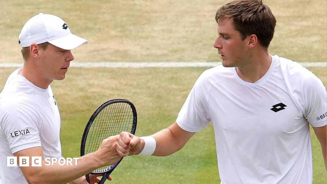 Rezultati Wimbledona 2026: Henry Patten iz Velike Britanije i Harri Heliovaara iz Finske izborili su polufinale Henry Patten and Harri Heliovaara bump fists after winning a point at Wimbledon