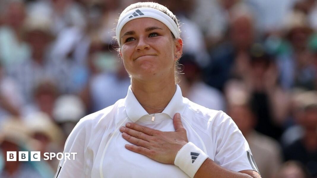 Rezultati Wimbledona 2026: Karolina Muchova pobijedila Coco Gauff u epskom taj-brejku i stigla do finala Karolina Muchova puts her hand over her heart to celebrate her Wimbledon semi-final victory over Coco Gauff