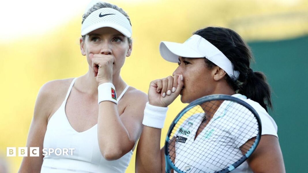Rezultati Wimbledona 2026: Katie Boulter i Heather Watson među britanskim igračicama iz dublova Katie Boulter and Heather Watson discuss tactics during their doubles match at Wimbledon