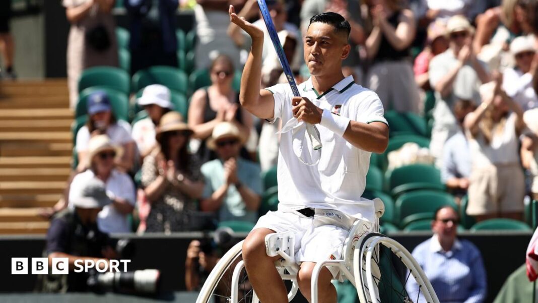 Rezultati Wimbledona 2026: Tokito Oda pobijedio Alfieja Hewetta u finalu pojedinačno za muškarce u invalidskim kolicima Tokito Oda raises his racquet in celebration of winning a point