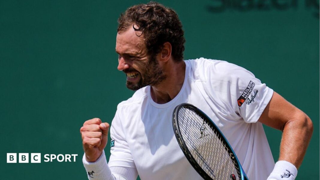 Rezultati Wimbledona 2026: kvalifikacije Roman Safiullin i Shintaro Mochizuki omamljuju Joao Fonsecu i Rafaela Jodara Roman Safiullin celebrates after defeating Joao Fonseca