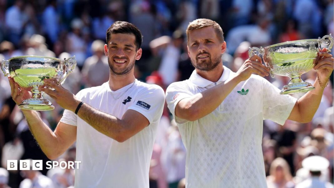 Tenis u parovima: Vodeći igrači strahuju od smanjenja i optužuju ATP Tour da pokušava prekinuti profesiju Julian Cash (left) and Lloyd Glasspool pose with their Wimbledon doubles trophies