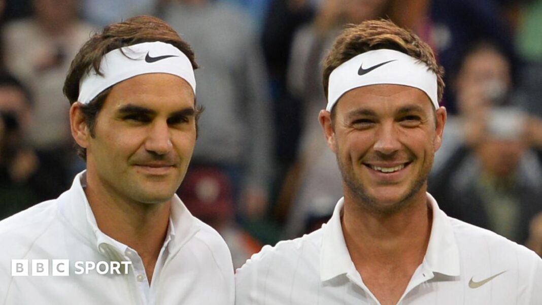 Vimbldon 2026: Lobiranje Rodžera Federera promenilo je život Markusa Vilisa – vratio se 10 godina kultnog heroja Marcus Willis and Roger Federer during Wimbledon in 2016