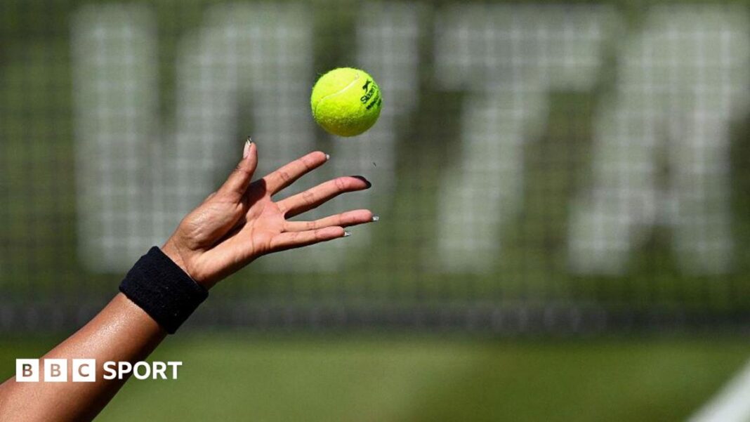 WTA zahtijeva od tenisera da se podvrgnu genetskom testiranju spola A female tennis player with long fingernails (only the hand shown) tosses a tennis ball in front of a net featuring WTA