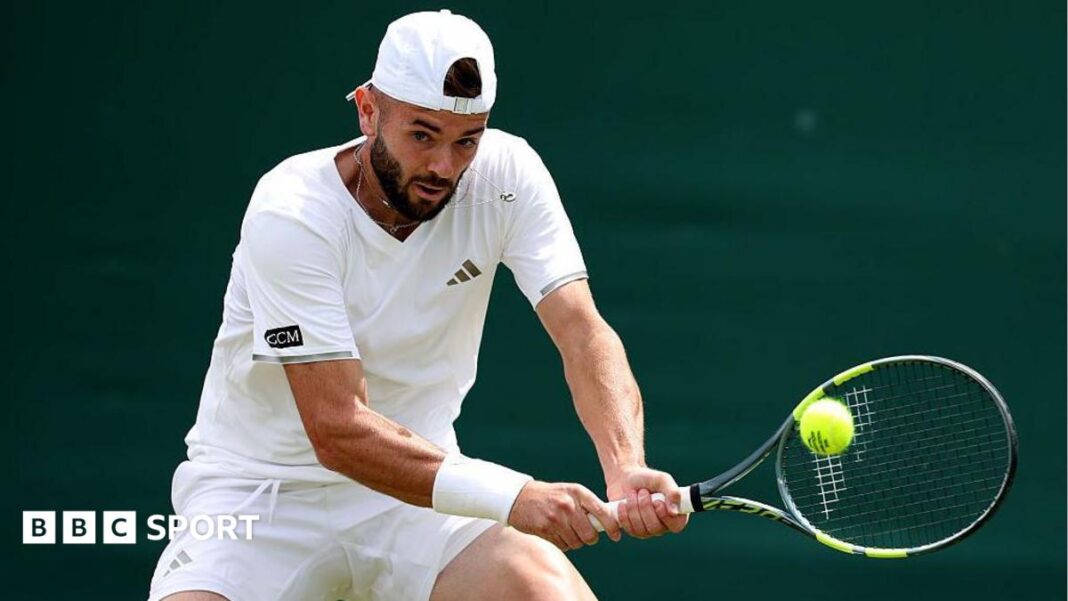 Wimbledon 2026: Jacob Fearnley kaže da se povlačenje Eastbournea isplatilo Jacob Fearnley on his way to defeating Alex Michelsen at Wimbledon
