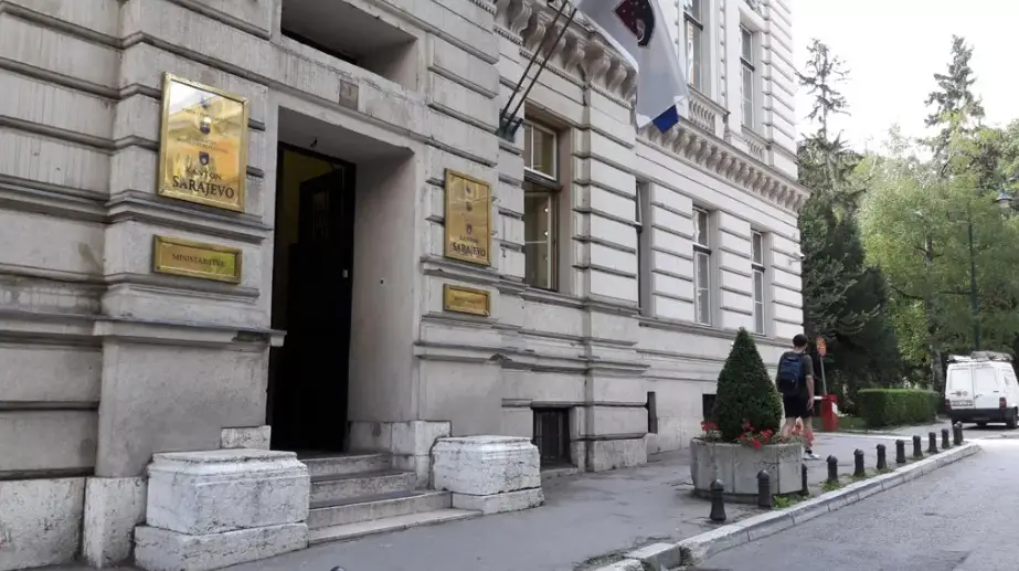 Zbog spornog unosa datuma u EMIS-u: Učiteljica OŠ “Šip” koja je trebala biti prvorangirana eliminisana iz konkursne procedure, roditelji najavili proteste – Istraga .ba Zbog spornog unosa datuma u EMIS-u: Učiteljica OŠ “Šip” koja je trebala biti prvorangirana eliminisana iz konkursne procedure, roditelji najavili proteste - Istraga .ba