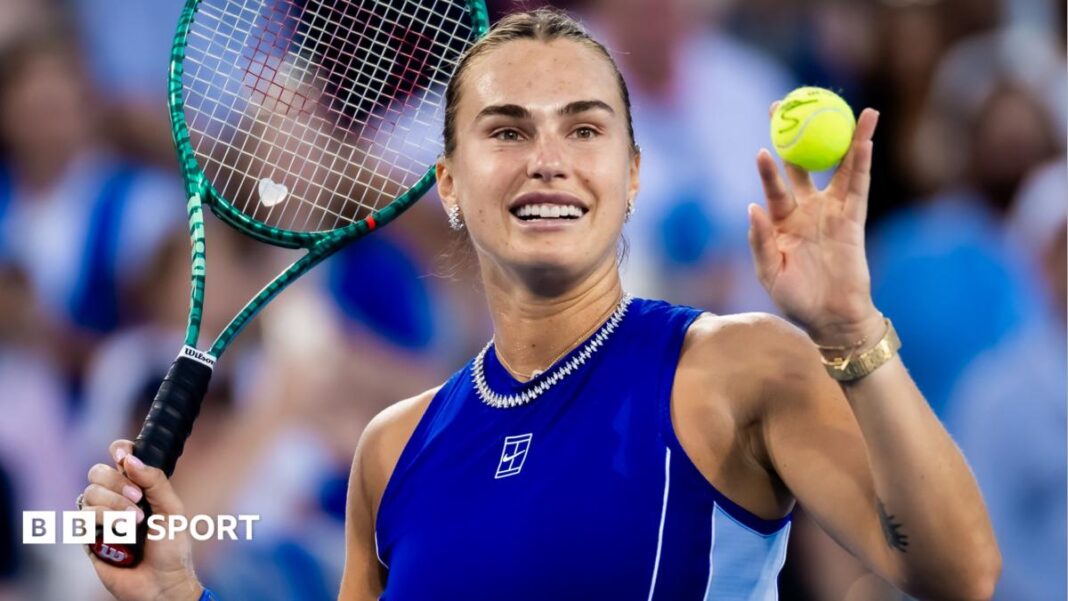 Cincinnati Open: Aryna Sabalenka pobjeđuje, ali frustracije Daniila Medvedeva proključaju Aryna Sabalenka holds up a ball and her tennis racquet after beating Wang Xinyu at the Cincinnati Open