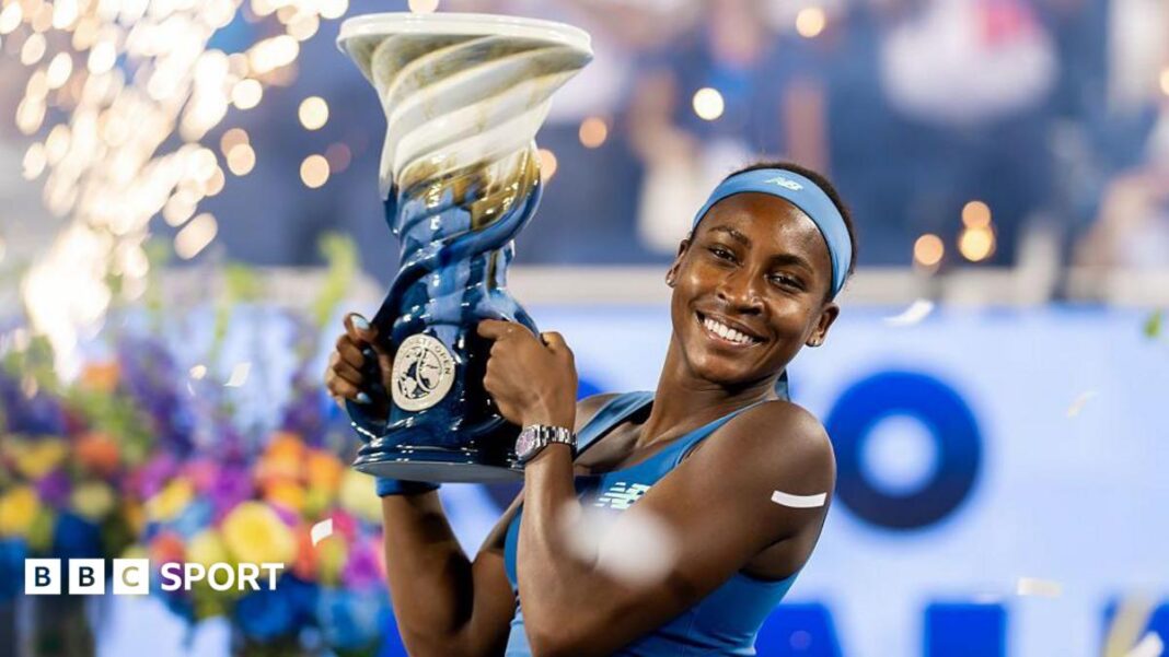 Cincinnati Open: Coco Gauff pobijedila Jessicu Pegulu u finalu kako bi se pripremila za US Open dok Arthur Fils trijumfuje Coco Gauff of the United States poses with the Rookwood Cup after defeating Jessica Pegula of the United States in the women