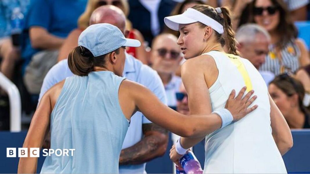 Cincinnati Open: Elena Rybakina se povlači zbog povrede skočnog zgloba u četvrtfinalu protiv Ige Swiatek Iga Swiatek talks to Elena Rybakina after the Kazakh