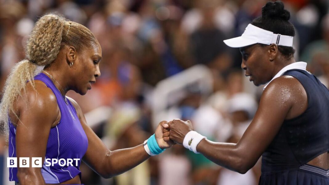 Cincinnati Open: Serena i Venus Williams poražene u povratku u dublu Serena Williams bumps fists with Venus Williams during their first round match at the Cincinnati Open