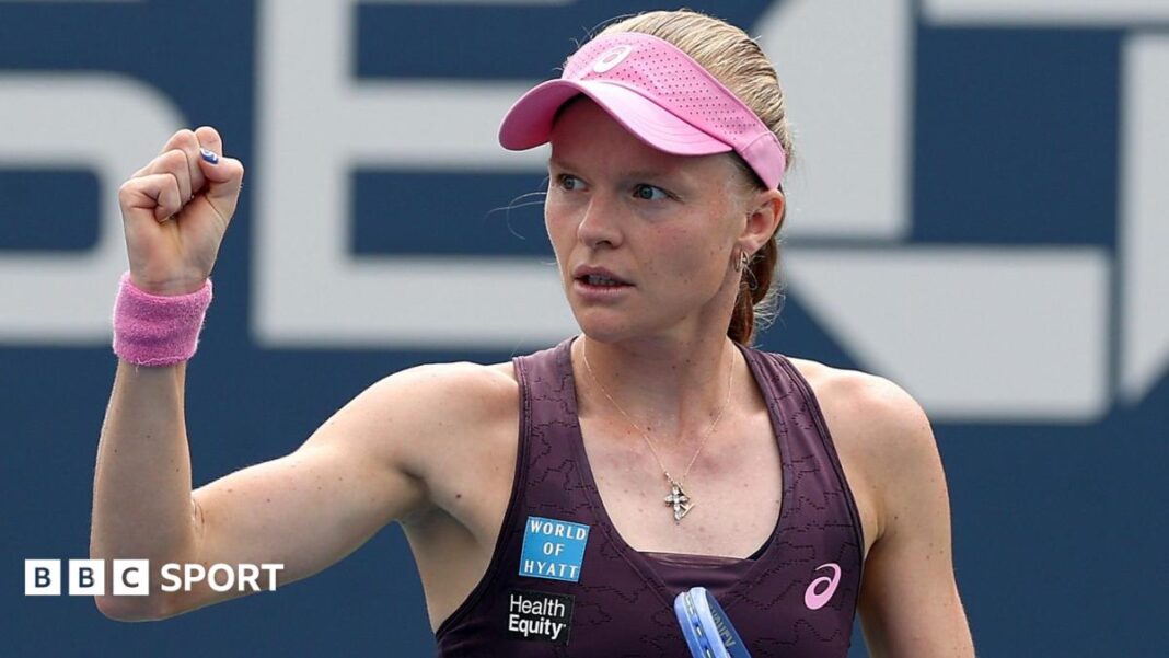 Rezultati US Opena 2026: Harriet Dart pobijedila Peyton Stearns i prekinula 19-mjesečno čekanje na Grand Slam pobjedu Harriet Dart, wearing a purple dress and pink visor, holds her racquet in her left hand and raises a clenched right fist