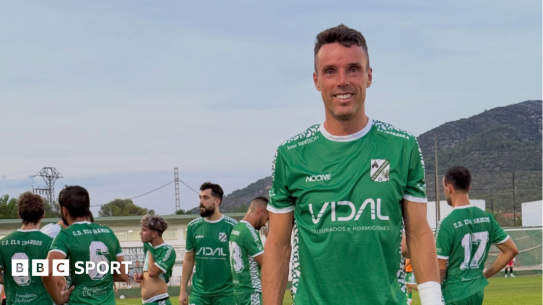 Roberto Bautista Agut: Penzionisani teniser postigao pogodak na debiju za špansku ekipu sedmoligaša A smiling Roberto Bautista Agut in the CD Els Ibarsos green kit