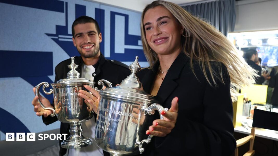 US Open 2026 nudi najveći nagradni fond u istoriji Grand Slam turnira sa 108 miliona dolara u ponudi Carlos Alcaraz and Aryna Sabalenka pose with their US Open singles trophies