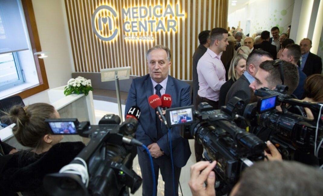 Zbog veza sa Šmrkom: Uhapšen poznati hirurg Mithat Asotić, profesor Farmaceutsko-zdravstvenog fakulteta u Travniku – Istraga .ba Zbog veza sa Šmrkom: Uhapšen poznati hirurg Mithat Asotić, profesor Farmaceutsko-zdravstvenog fakulteta u Travniku - Istraga .ba