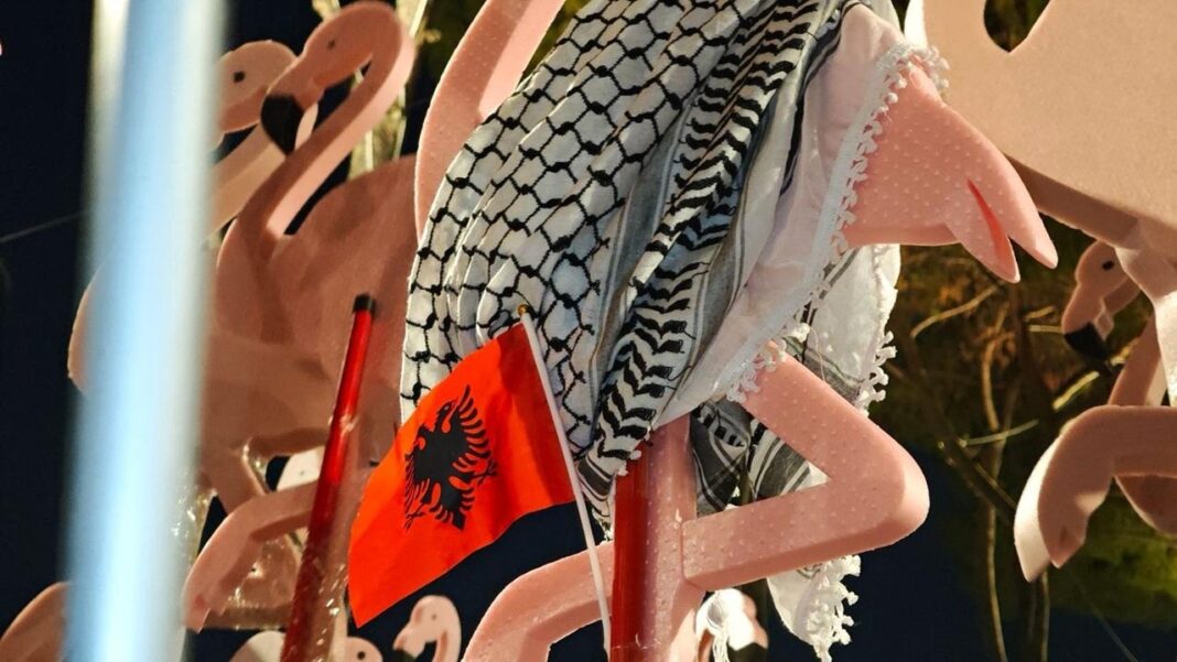 ‘PRAVO NA OSTANAK’: Albanska dijaspora iz Italije stiže brodovima kako bi podržala „Revoluciju flamingosa” ‘PRAVO NA OSTANAK’: Albanska dijaspora iz Italije stiže brodovima kako bi podržala „Revoluciju flamingosa”