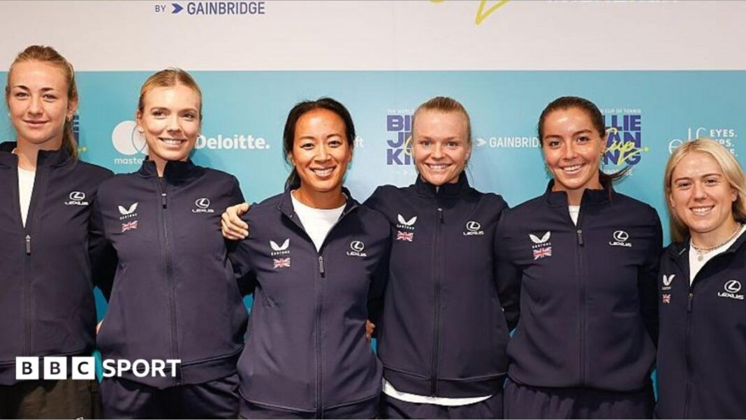 Billie Jean King Cup: Velika Britanija se priprema za težak test Češke Mika Stojsavljevic, Katie Boulter, Anne Keothavong, Harriet Dart, Jodie Burrage and Sonay Kartal pose for a photograph with arms around each other, all wearing zip-up blue team tracksuit tops