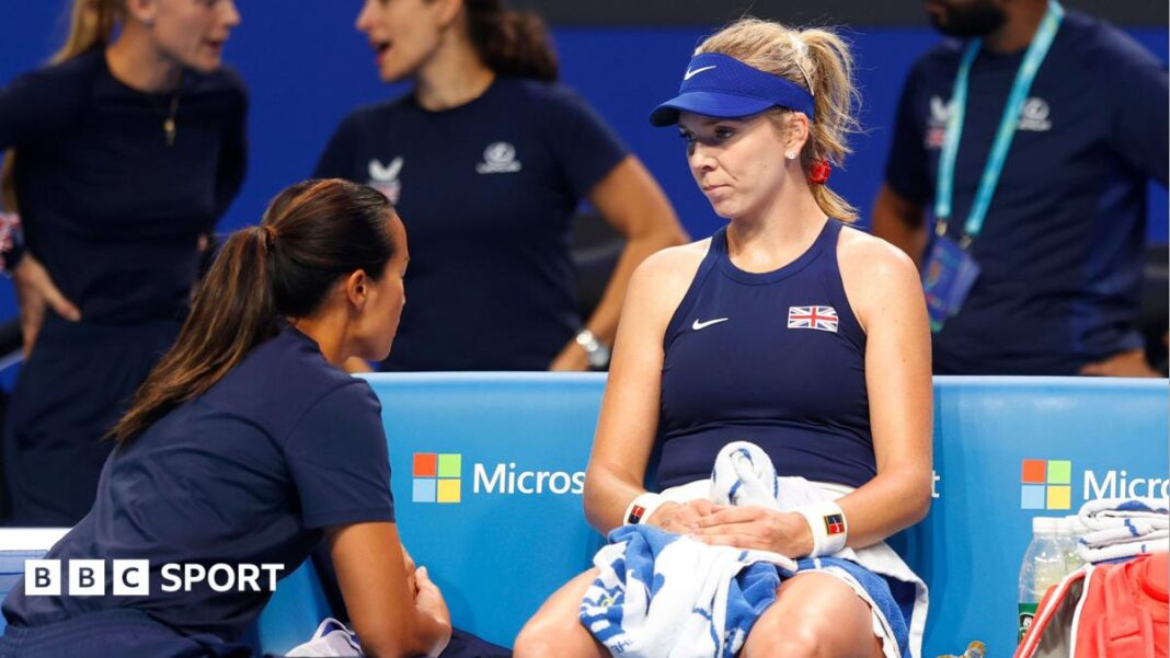 Billie Jean King Kup 2026.: Velika Britanija gubi jer Sonay Kartal i Katie Boulter gube od Češke Anne Keothavong, captain of Great Britain speaks with Katie Boulter during a changeover