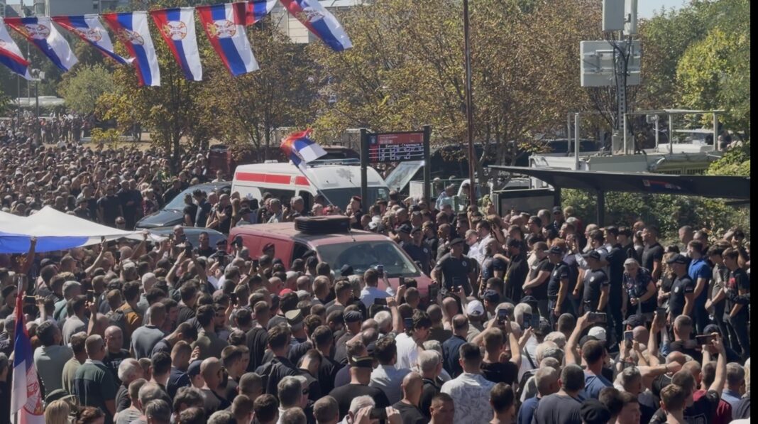 “Crveni kombi” za generala Ratka: Pravac Džehennem! "Crveni kombi" za generala Ratka: Pravac Džehennem!