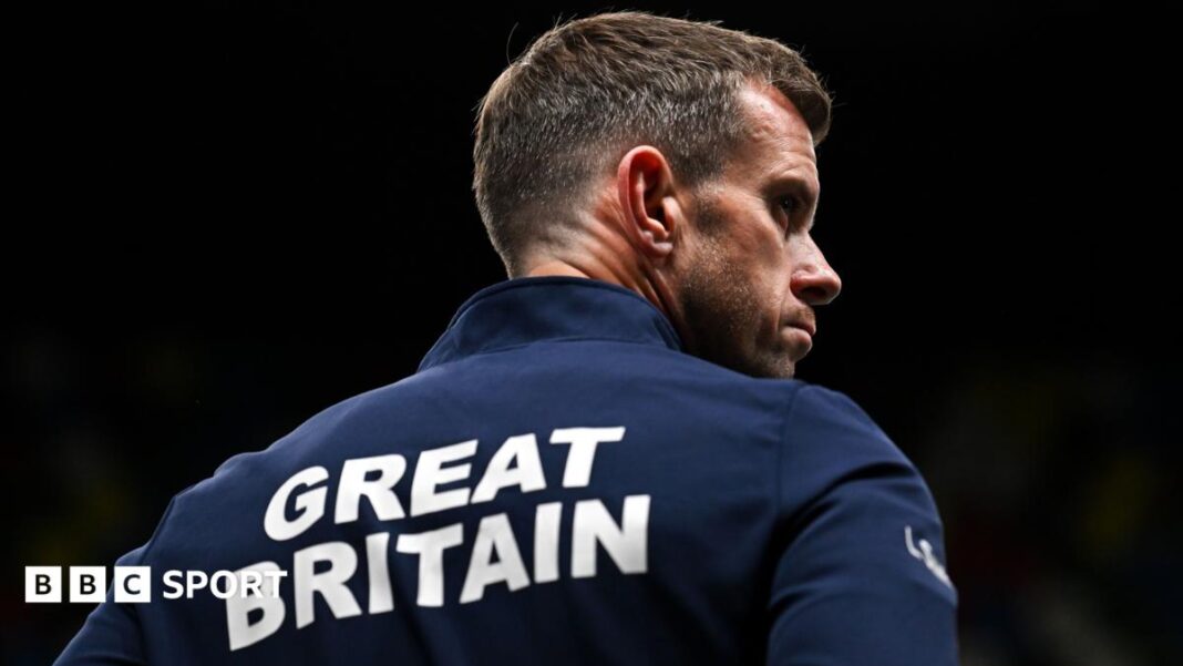 Davis Cup 2026: Cameron Norrie odlazi za GB dok Arthur Fery vodi tim protiv Ekvadora Leon Smith watches a Davis Cup practice session in London