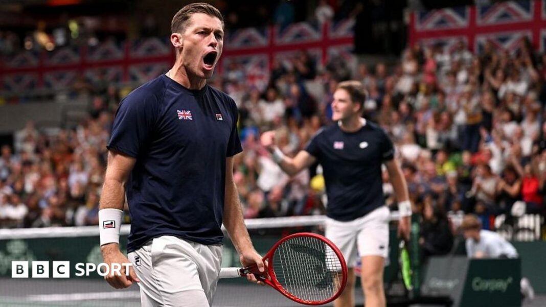Davis Cup 2026: Henry Patten i Neal Skupski pobjeđuju dok je Velika Britanija pobijedila Ekvador i plasirala se u “Final osam” Neal Skupksi and Henry Patten celebrate