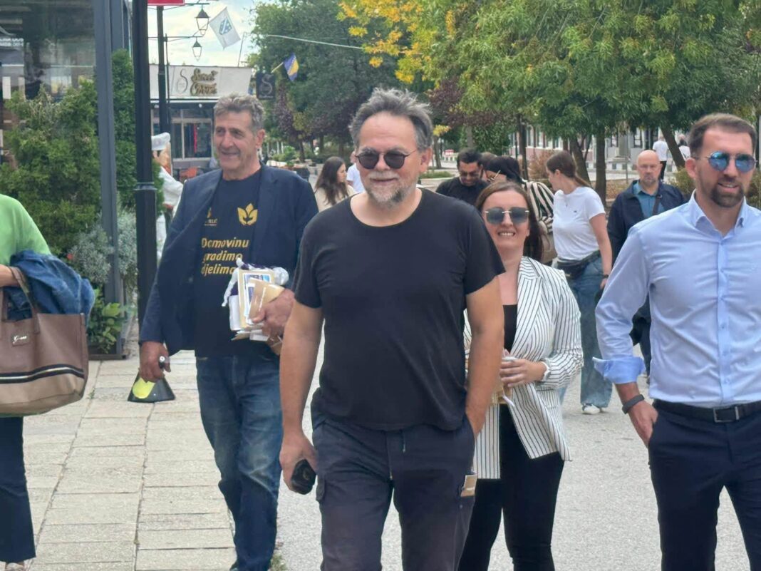Direktor FENA-e dijeli letke na štandu Naroda i pravde: Federalna novinska agencija kao stranačka “ispostava” Direktor FENA-e dijeli letke na štandu Naroda i pravde: Federalna novinska agencija kao stranačka "ispostava"