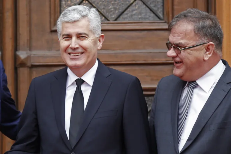 Kako je Dragan Čović presudio da Predsjedništvo ne donese odluku o reviziji presude protiv Srbije: “Ako tuže Srbiju, tužit će i Hrvatsku” Kako je Dragan Čović presudio da Predsjedništvo ne donese odluku o reviziji presude protiv Srbije: "Ako tuže Srbiju, tužit će i Hrvatsku"