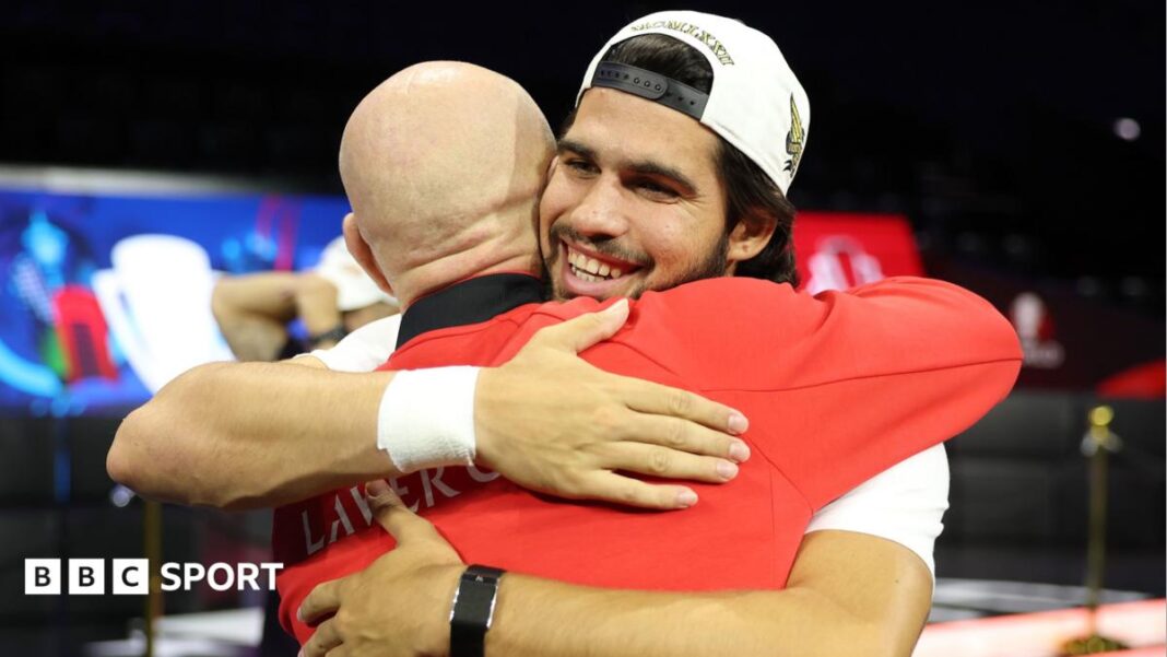 Laver Cup 2026: Carlos Alcaraz na US Openu, povreda i rivalstvo Jannika Sinnera Carlos Alcaraz hugs Andre Agassi at the Laver Cup