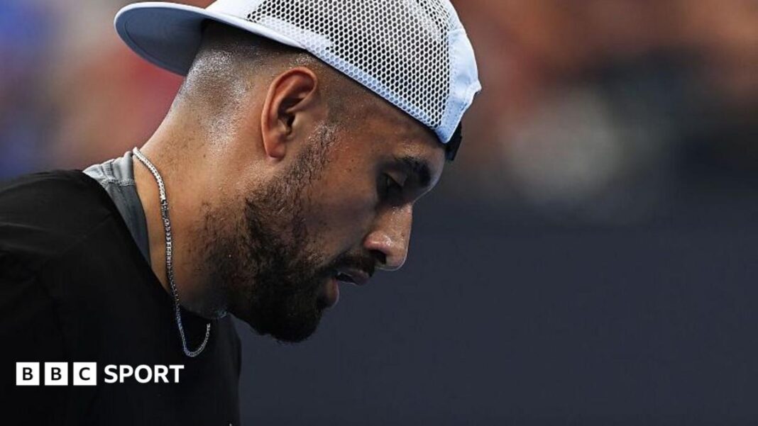 Nick Kyrgios je dobio dozvolu da se vrati tenisu nakon što je prihvatio jednomjesečnu zabranu zbog pozitivnog testa na kokain Nick Kyrgios looks down during a match