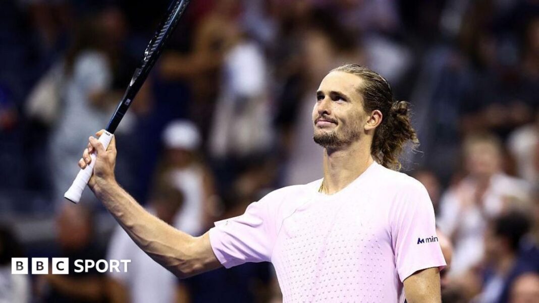 Rezultati US Opena 2026.: Aleksandar Zverev utrčao u polufinale uprkos kasnom spavanju Alexander Zverev raises his racquet to the crowd