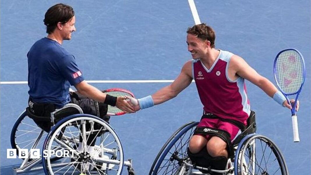 Rezultati US Opena 2026: Alfie Hewett i Gordon Reid pobjeđuju u prvoj utakmici parova u invalidskim kolicima Gordon Reid and Alfie Hewett high-five each other