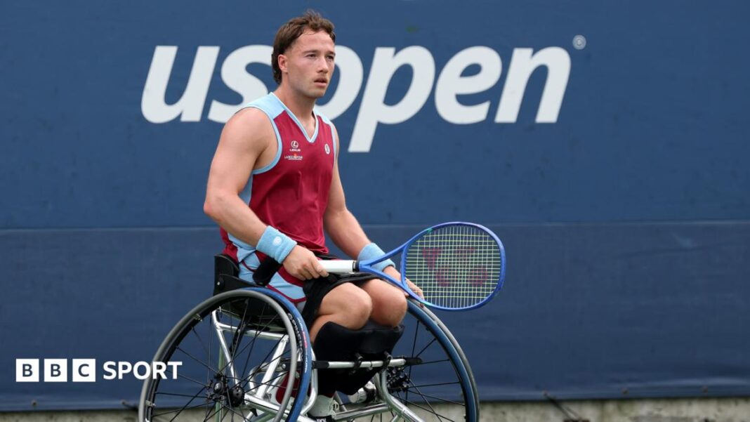 Rezultati US Opena 2026: Alfie Hewett i Gordon Reid u posljednjih osam singlova u muškim invalidskim kolicima Alfie Hewett in action at the US Open, wearing a maroon vest