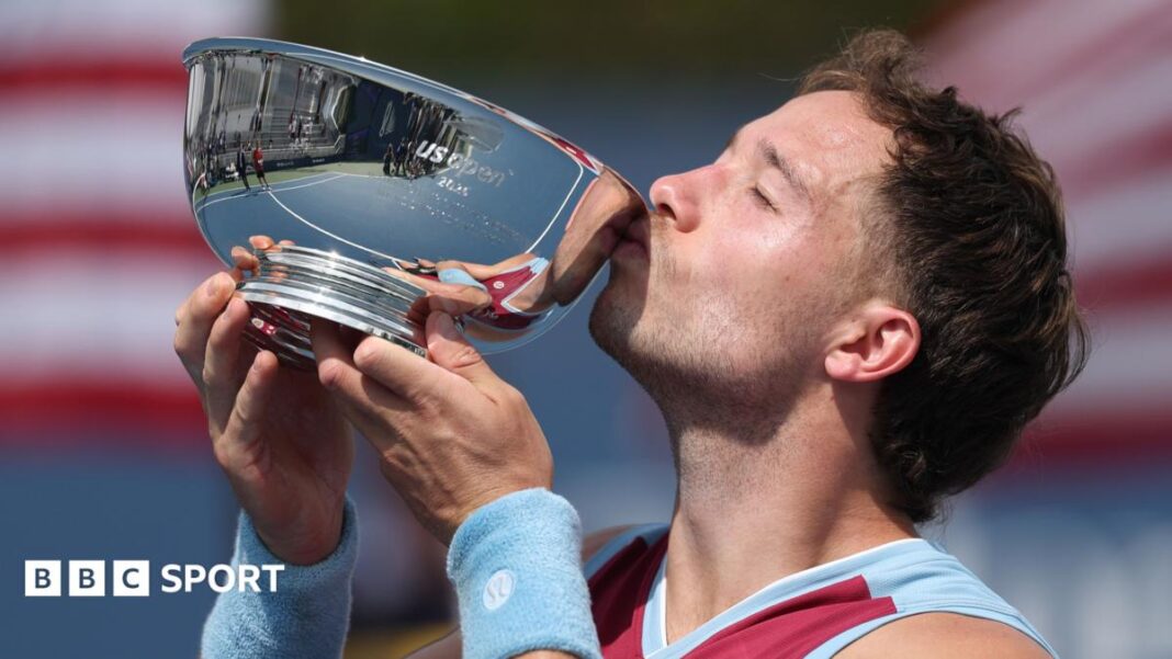 Rezultati US Opena 2026: Alfie Hewett osvojio petu titulu pojedinačno u invalidskim kolicima u New Yorku Alfie Hewett kisses the US Open trophy