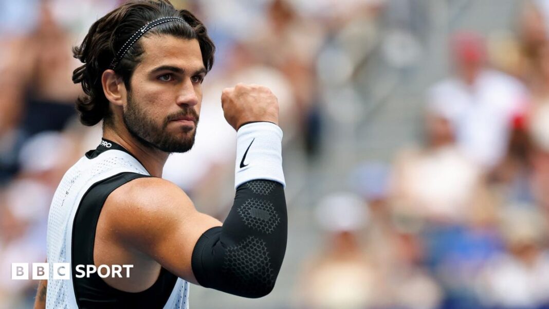 Rezultati US Opena 2026: Carlos Alcaraz pobijedio Tommy Paula i izborio se za četvrtfinale Carlos Alcaraz, wearing a white vest, clenches his fist