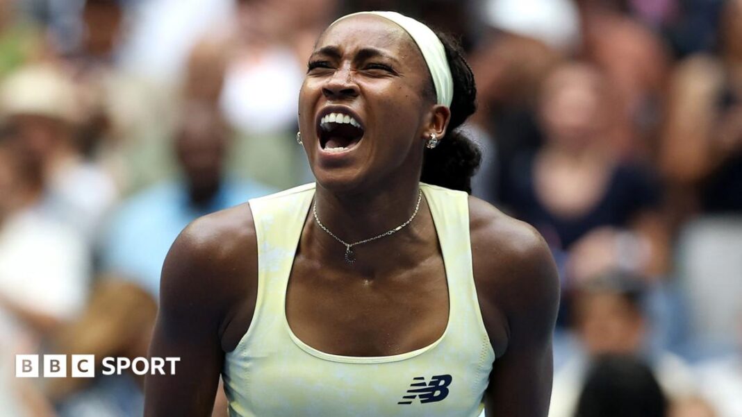 Rezultati US Opena 2026: Coco Gauff spašava meč lopte kako bi pobijedila Mirru Andreevu i postavila Elenu Rybakinu u polufinale Coco Gauff, wearing a pale yellow vest, puts her left index finger behind her ear