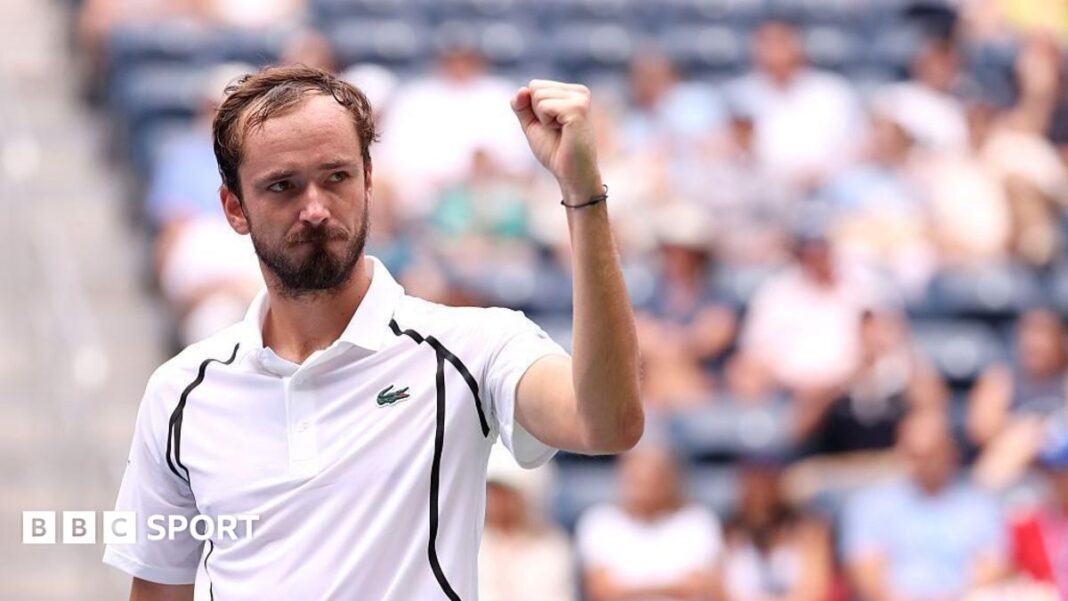 Rezultati US Opena 2026: Daniil Medvedev napreduje u treće kolo uprkos prekidu golova Daniil Medvedev, bearded and wearing a white polo shirt, raises his left fist in celebration