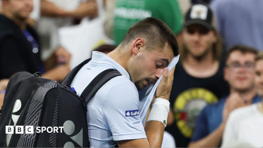 Rezultati US Opena 2026: Srećni gubitnik Arthur Gea poražen od Botic van de Zandschulpa u klasiku New Yorka Arthur Gea wipes his face as he walks off court at the US Open