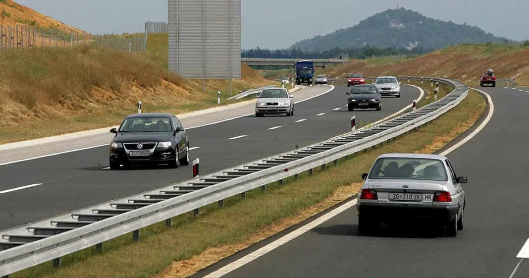 Što se zapravo dogodi ako pritisnete tipku za gašenje auta pri brzini od 100 km/h? Što se zapravo dogodi ako pritisnete tipku za gašenje auta pri brzini od 100 km/h?