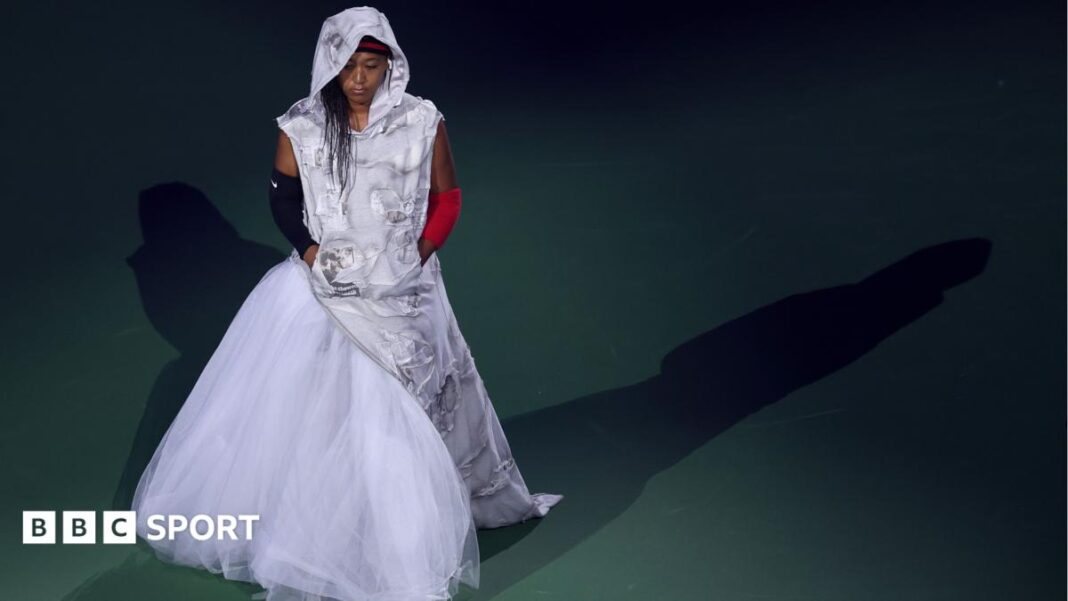 Tenis: Naomi Osaka strastveno brani opremu na terenu na US Openu Naomi Osaka in an outfit paying tribute to former NBA star Allen Iverson during the US Open