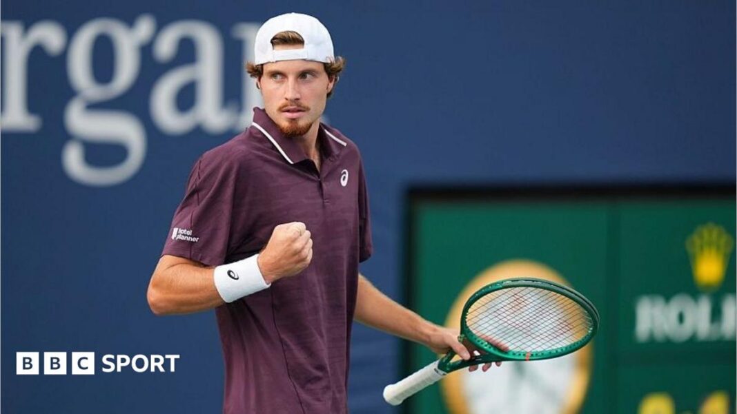 Toby Samuel: Britanac će debitovati na Davis Cupu nakon “nadrealne” godine Toby Samuel clenches his fist while on court holding a green tennis racquet