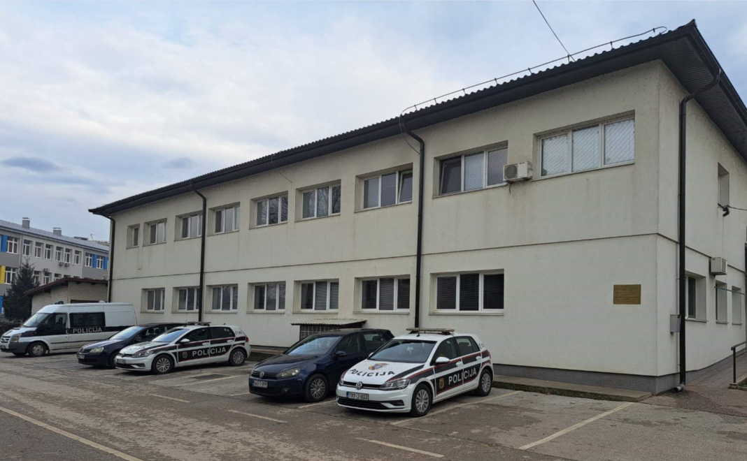Tokom akcije SIPA-e i EUROPOL-a u Policijskoj stanici Ilijaš: Službenik MUP-a KS osumnjičen za saradnju sa Foxovom mafijom večeras sebi pucao u glavu! – Istraga .ba Tokom akcije SIPA-e i EUROPOL-a u Policijskoj stanici Ilijaš: Službenik MUP-a KS osumnjičen za saradnju sa Foxovom mafijom večeras sebi pucao u glavu! - Istraga .ba