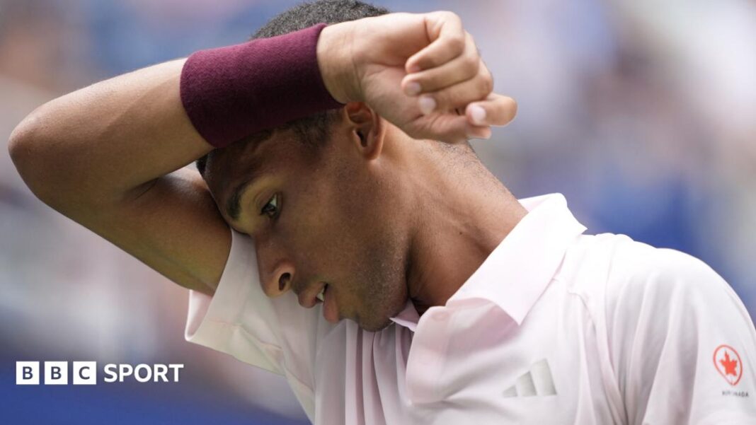 US Open: Felix Auger-Aliassime pobijedio Karen Khachanov u drugom kolu Felix Auger-Aliassime wipes his brow during his US Open defeat by Karen Khachanov