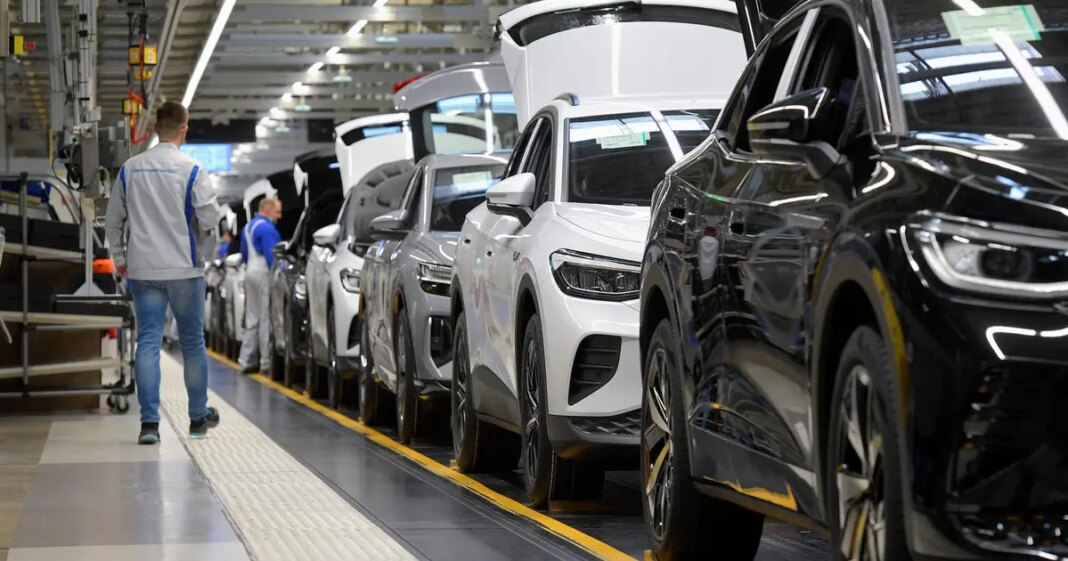 Volkswagen će ukinuti dodatnih 50.000 radnih mjesta kako bi smanjio troškove Volkswagen će ukinuti dodatnih 50.000 radnih mjesta kako bi smanjio troškove