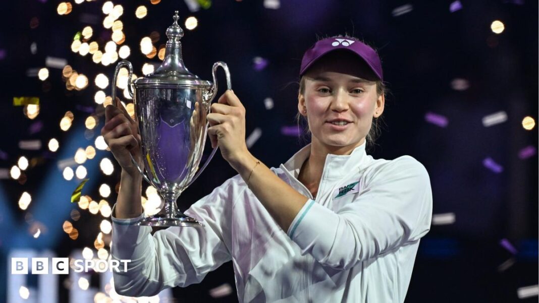 WTA finale će se od 2027. preseliti u Charlotte u Sjedinjenim Državama na trogodišnji ugovor Elena Rybakina holds up the 2025 WTA Finals trophy